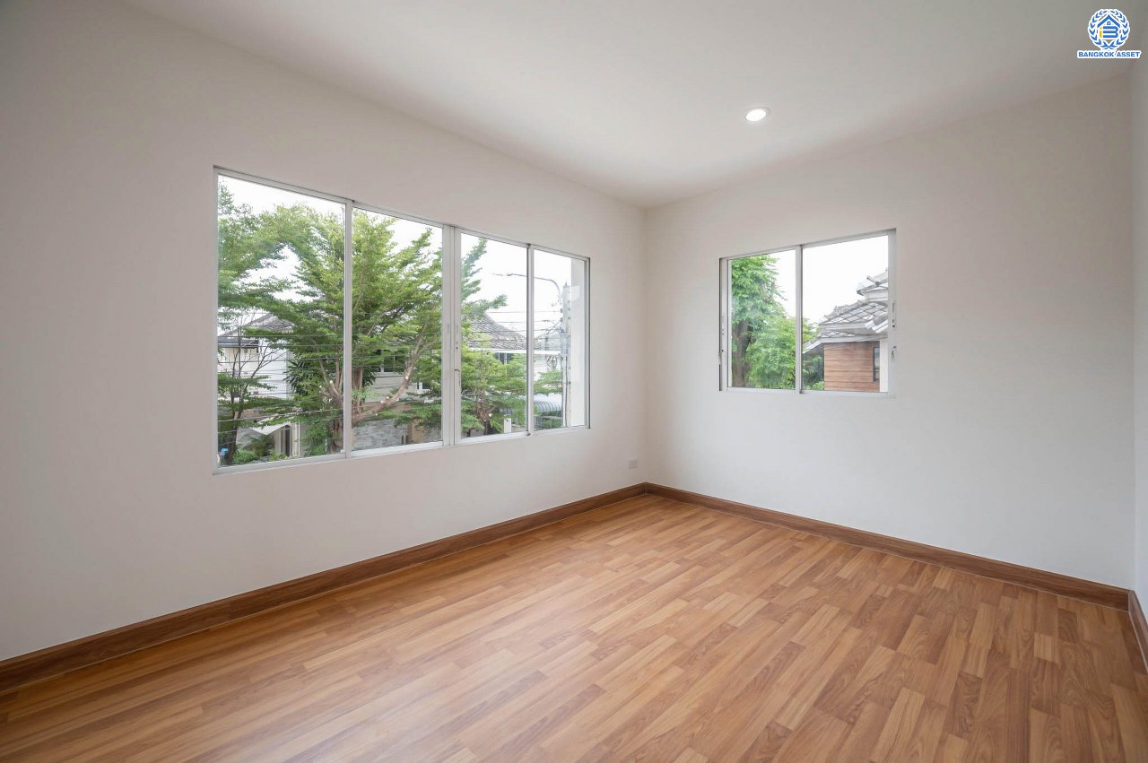 บ้านมือสองตกแต่งใหม่ โครงการ อนันตธารา ทวีวัฒนา เนื้อที่ 61.6 ตร.ว. พื้นที่ใช้สอย 190.96 ตร.ม. ฟังก์ชันจัดเต็ม 3 ห้องนอน 3 ห้องน้ำ จอดรถได้ 2 คัน ตอบโจทย์ทุกการเดินทาง บนทำเลศักยภาพ ติดถนนบรมราชชนนี เชื่อมต่อทางคู่ขนานลอยฟ้า ใกล้รถไฟฟ้าสายสีน้ำเงิน "สถานีบางพลัด"